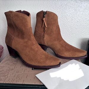 Tecovas Daisy in Sienna Suede size 10 NWT in Box